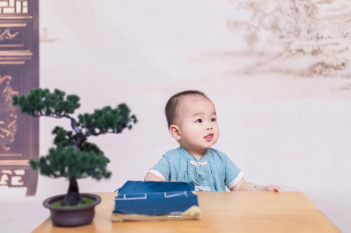德清怀孕肚子中间凹两边凸